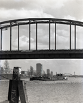 83874 Gezicht op een gedeelte van de Oudenrijnsebrug over het Amsterdam-Rijnkanaal te Utrecht, uit het ...